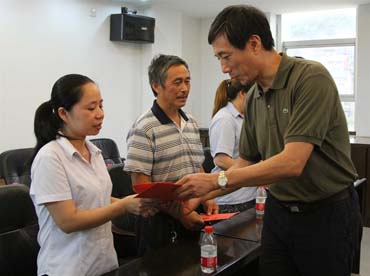 省總工會(huì )黨組書(shū)記、副主席陳震一行到順昌虹潤精密儀器有限公司慰問(wèn)困難職工