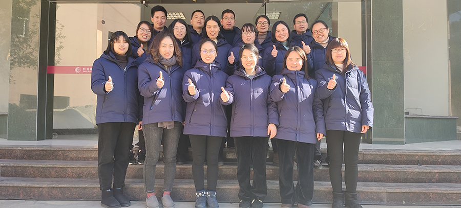 虹潤公司統一發(fā)放冬季羽絨工作服